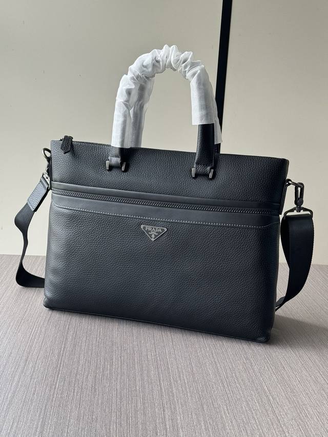 The latest and hottest Prada handbags from the top counters are shipped in larg