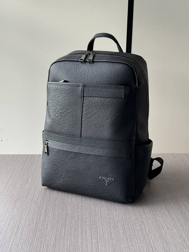 The latest and hottest Prada hand-held backpacks from the top counters are ship