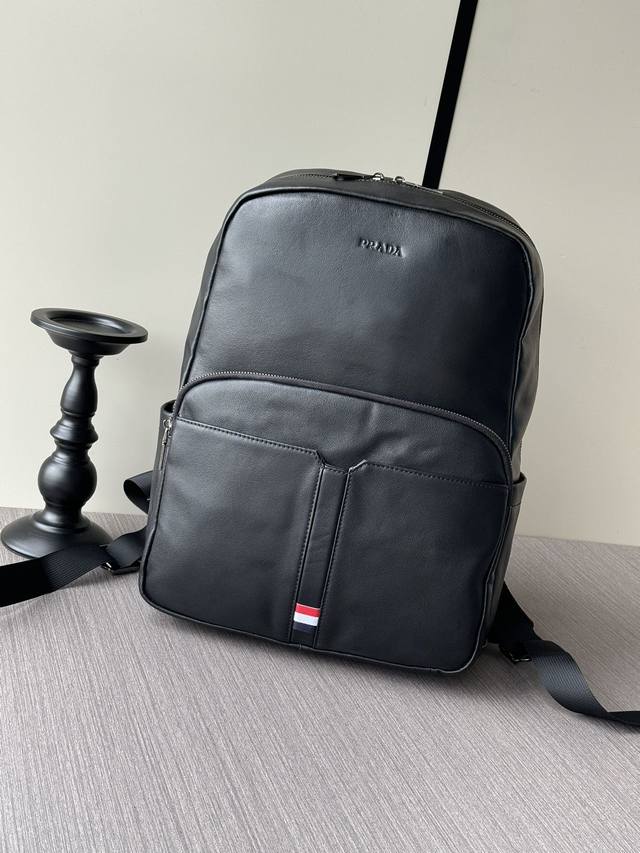 The latest and hottest Prada hand-held backpacks from the top counters are ship