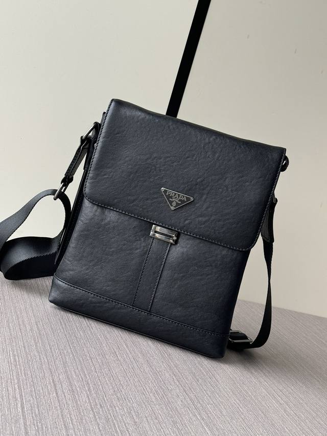 The latest hot-selling Prada clamshell messenger bag with top-grade counter mou