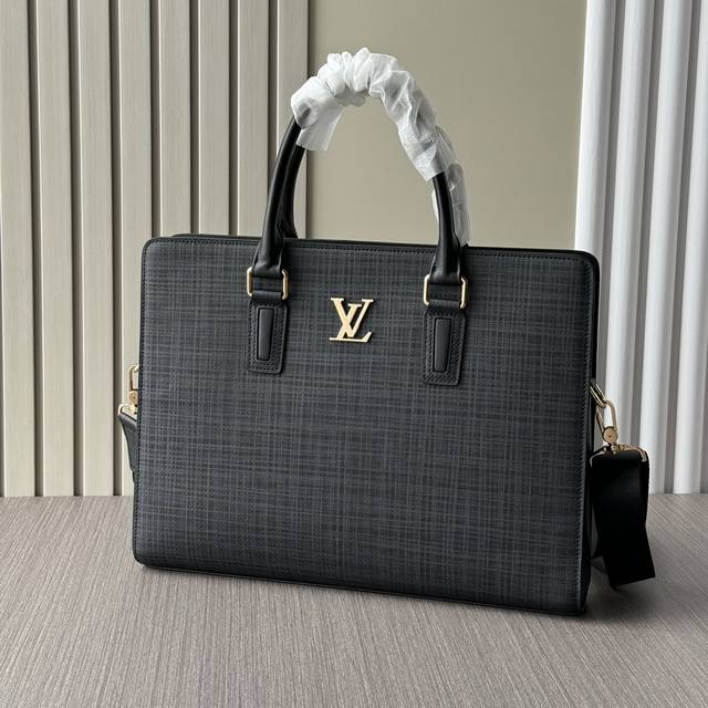 The latest hot-selling Lv double zipper handbag from the top counter mouse high
