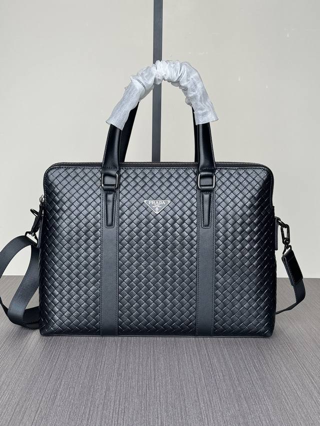 The latest hot double zipper Prada handbags from the top counters are shipped i