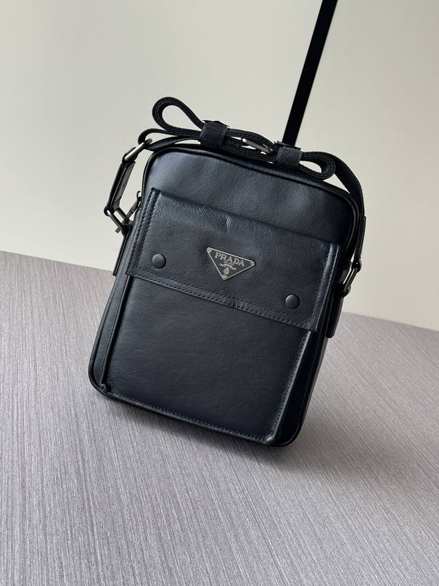 The latest hot Prada messenger bag from the top counter mouse, high-end and fie