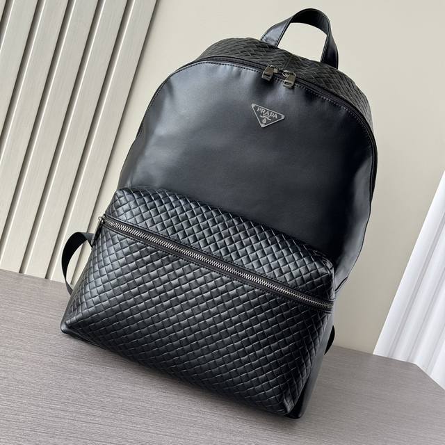 The latest and hottest Prada backpacks from the top counters are shipped in lar