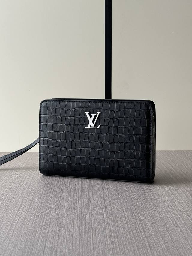 The latest hot-selling Lv password lock clutch bag of the top counter mouse hig