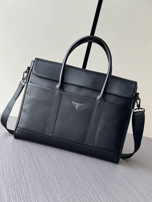 The latest and hottest Prada handbags from the top counters are shipped in larg