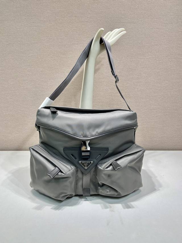 New Men's Bag 2Vd062 Crossbody Bag This crossbody bag is made of imported nylon