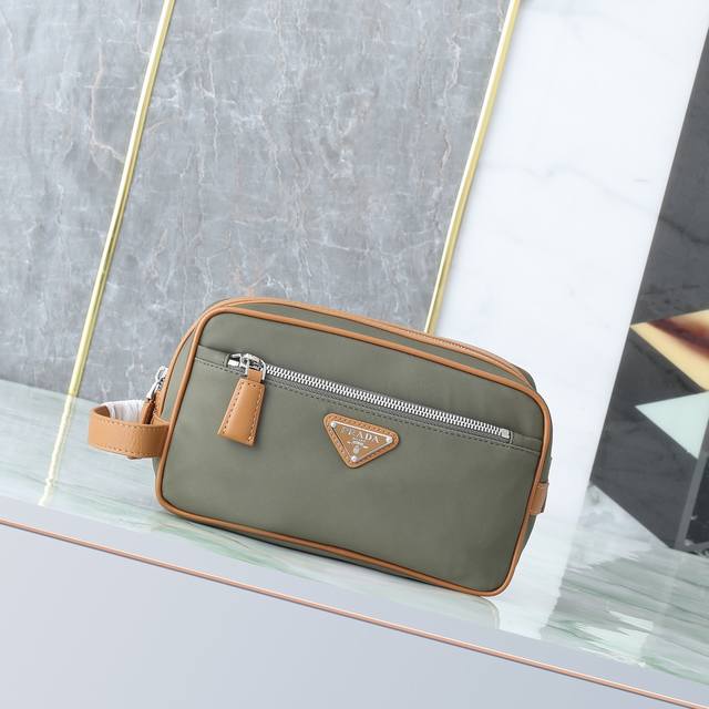 Top original quality! Model 819 This practical and stylish small bag is made of