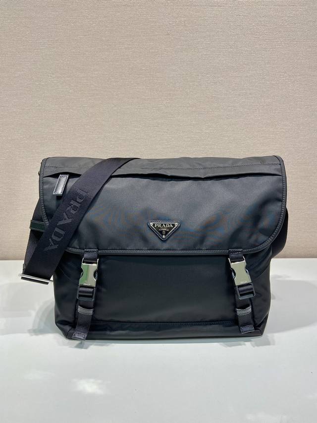 New messenger bag 2Vd052 This messenger bag is designed with Re-Nylon recycled n