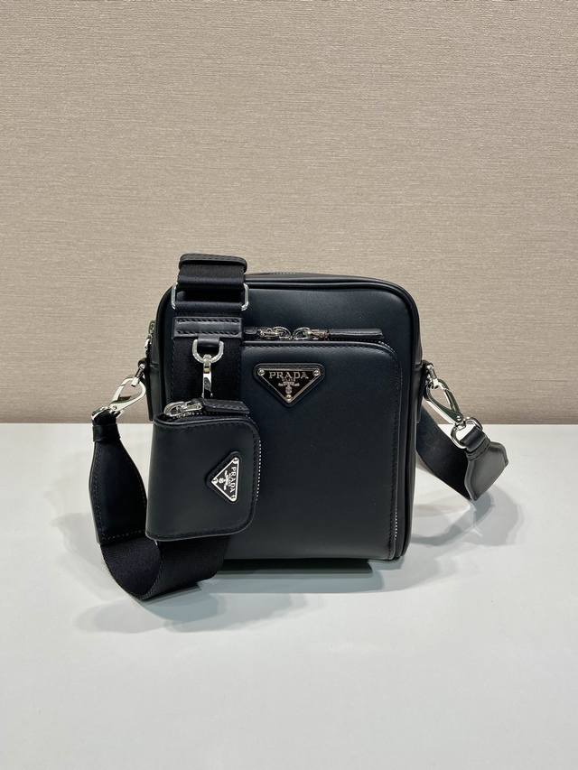 New Men's Crossbody Bag 2Vh168 This minimalist leather shoulder bag exudes a mo