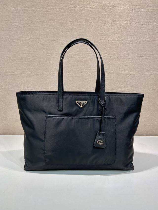 New Tote Bag 1Bg527 This timeless tote bag is a reinterpretation of the classic