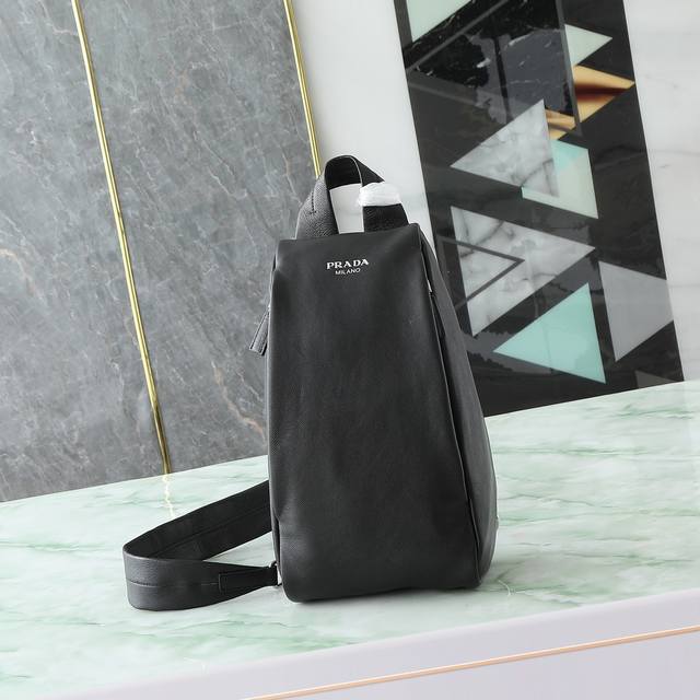 New chest bag 2Vz114 Distressed leather This chest bag is designed with craftsm