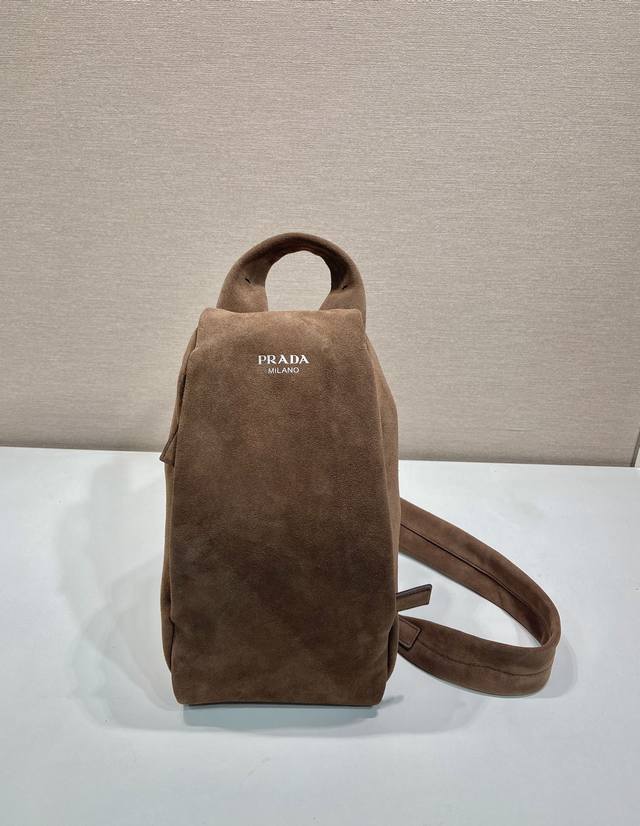 New chest bag 2Vz114 Suede This chest bag is designed with craftsmanship and in