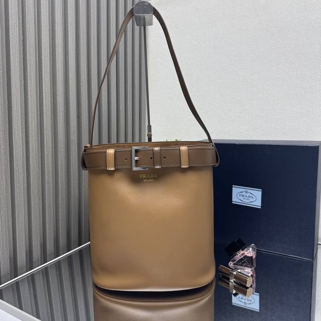 Top original new style bucket bag 1Be085 This fashionable bucket bag is a new in