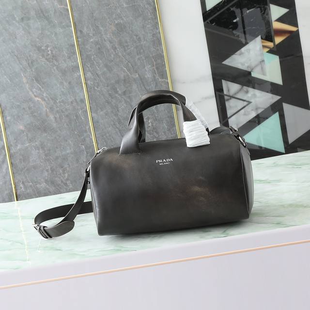 New Dark Brown Waxed Cowhide This Nappa leather luggage bag features a leather