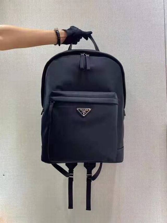 New Backpack The latest backpack of the year 2Vz071, made of imported Saffiano