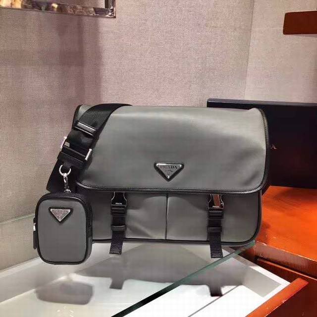 New color 2Vd768B Original goods This nylon flap handbag is decorated with clas