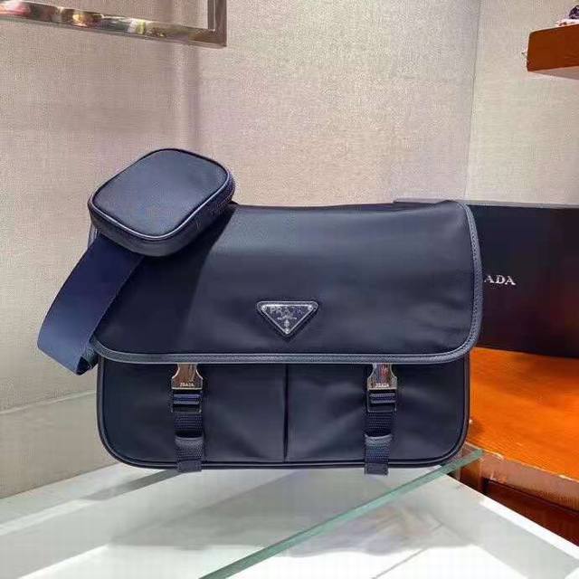 P's latest men's messenger bag 2Vd768 arrived, nylon material, with Saffiano lea