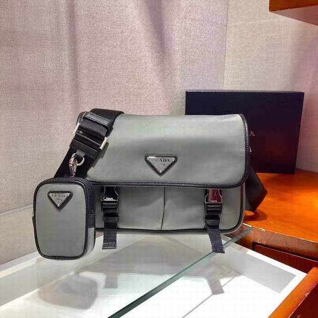 New color 2Vd769B Original goods This nylon flap handbag is decorated with clas