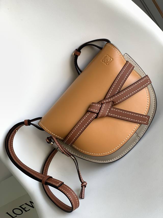 Lo*We new small size Gate arrives Luo's new version of the saddle bag is made of