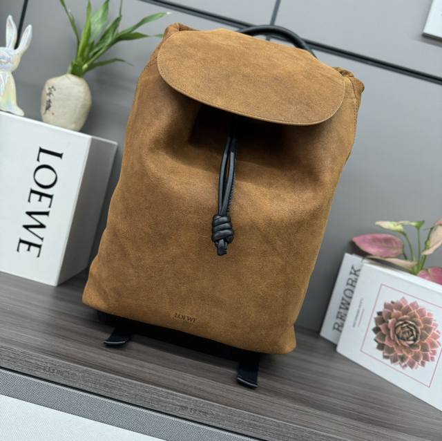 The new pressed velvet Flamenco backpack from Lo*Ewe features a streamlined, pra