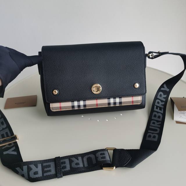 Top version Original leather Burberry's exquisite crossbody bag, made of grained