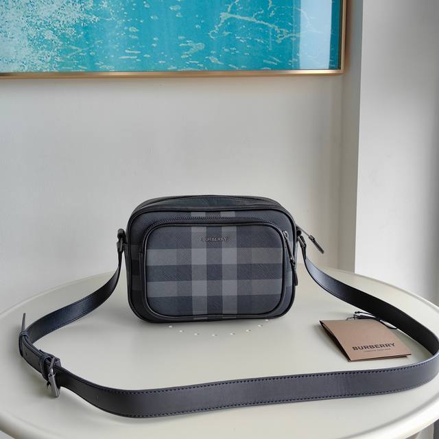 Top version Original leather Burberry's exquisite crossbody bag, decorated with