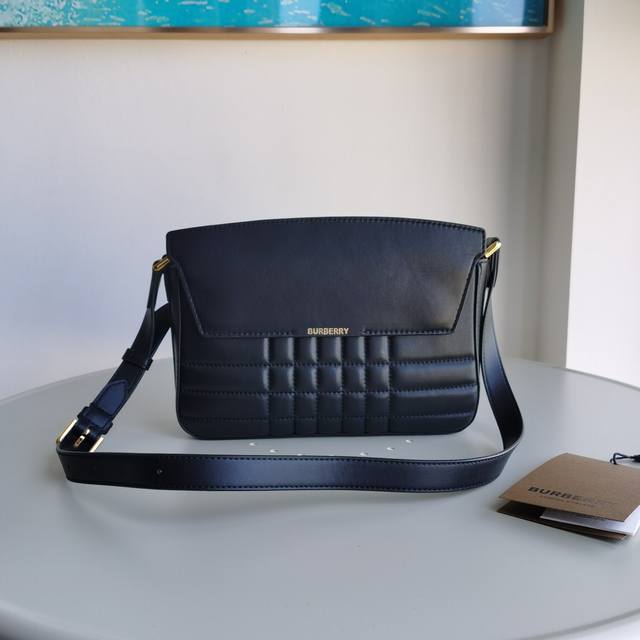 Top version original leather Burberry's latest catwalk shoulder bag is made of s