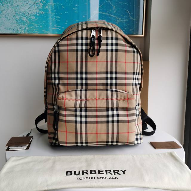 Top version original leather Burberry's latest nylon backpack, decorated with V