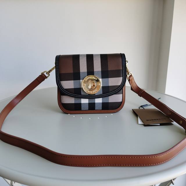 Top version Original leather This slim, preppy crossbody bag from Burberry is m