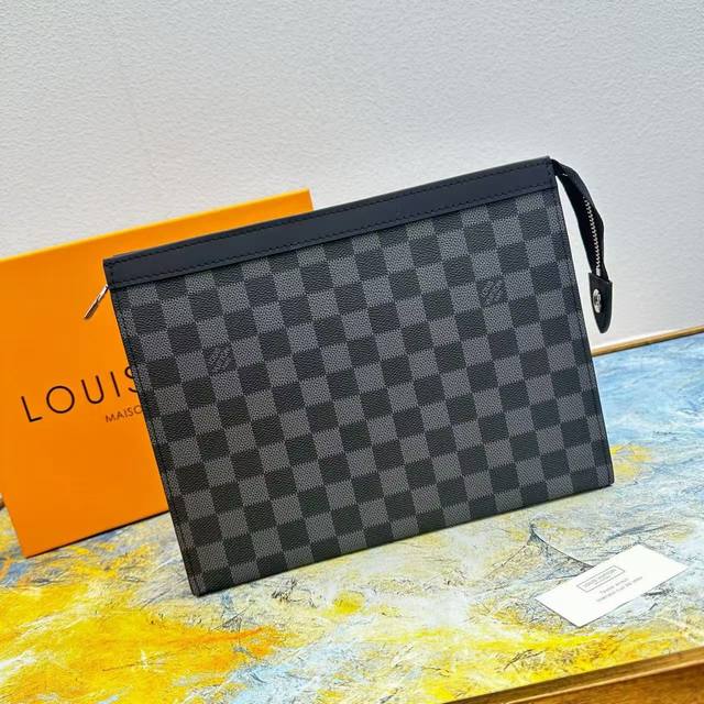 Color Black Grid Size 27X21X5 The Pochette Voyage handbag is made of the new ic