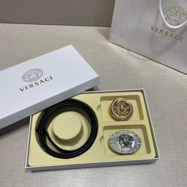 Here is a Versace double-buckle belt with a width of 3.8 cm, which is exquisite