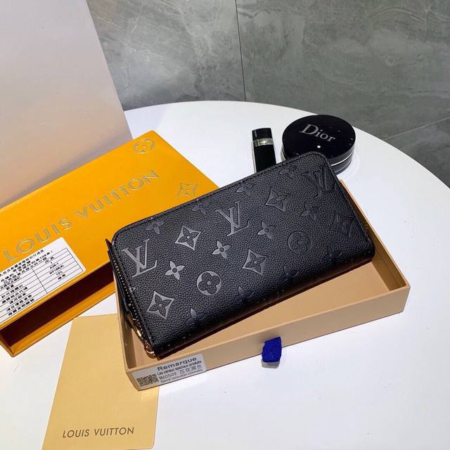 Color Black Size 19X10 Embossed cowhide Louis Vuitton's century-old classic her