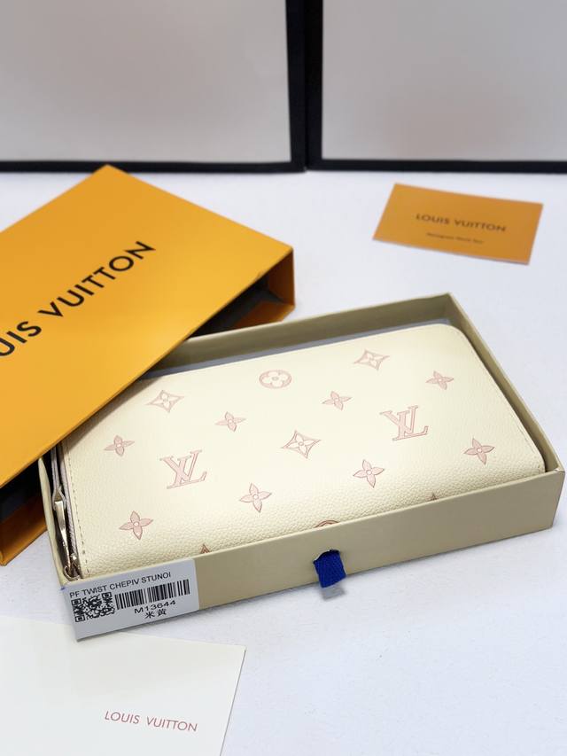 Color Beige Size 19X10 Embossed cowhide Louis Vuitton's century-old classic her