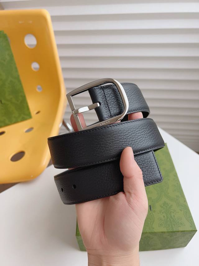 Gucci Pin buckle belt, made of pebbled leather, with a thick touch and clear tex