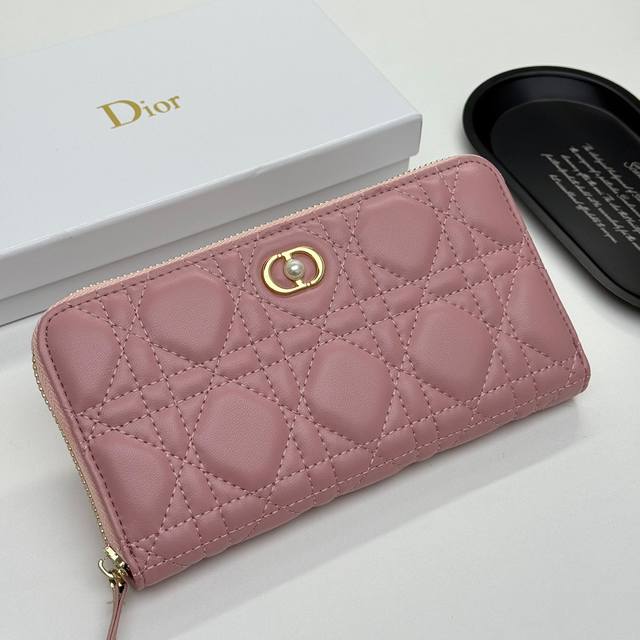 Dior F02 Color Black Pink Size 19*10.5*3.5 The latest model from Dior is now ava