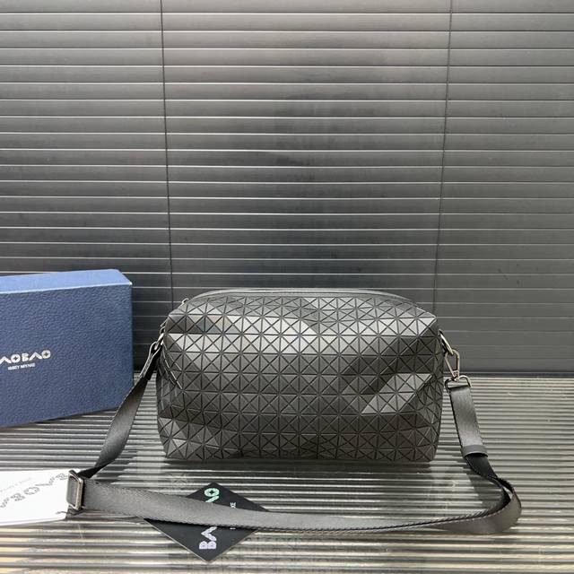 Issey Miyake Saddle solid color geometric shiny diamond unisex shoulder bag mess