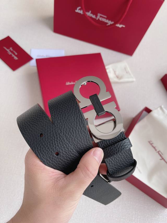This Ferragamo belt is made of fine and soft natural grain cowhide, reinterpret