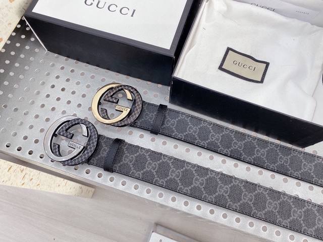 Gucci The new interlocking buckle is deeply influenced by the brand's brilliant