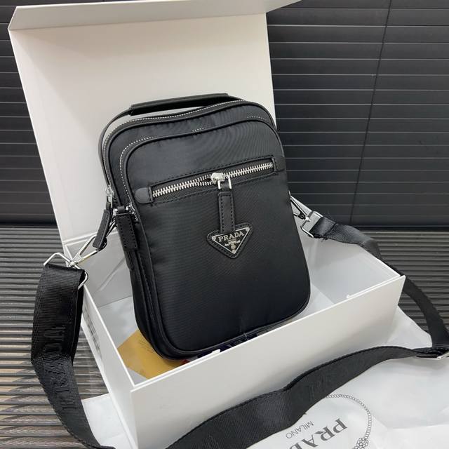Prada Prada Re-Nylon triangle logo shoulder bag messenger bag crossbody black tr