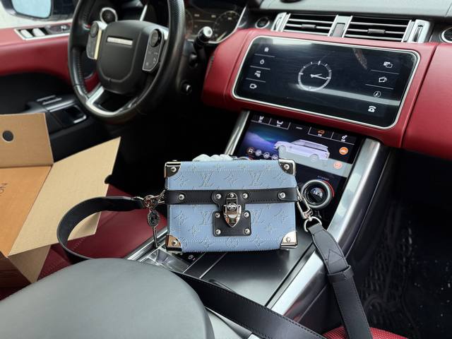 High-end new "Louis Vuitton" Lv shoulder bag Louis Vuitton messenger bag M15035