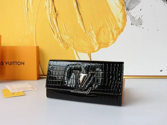 Color Black Size 20X11M99002 The Capucines wallet is made of elegant crocodile