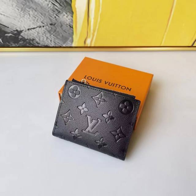 ColorBlackSize11.5X9X1.5Portefeuille Lisa is reinterpreted in supple Monogram Em