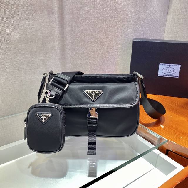 New messenger bag 2Vh133 This shoulder bag has a front flap and is made of iconi