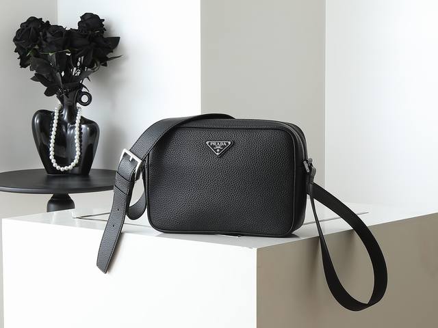 New 2Vh189 This shoulder bag is simple and compact, exquisite and versatile, mad