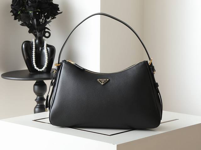 New Aimee Underarm Bag 1Bc228 This leather Hobo underarm bag has a simple desig