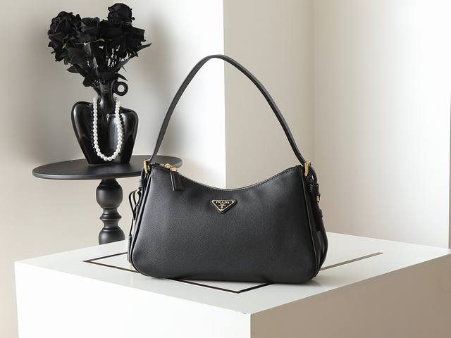 New Aimee Underarm Bag 1Bc229 Small This leather Hobo underarm bag has a simple