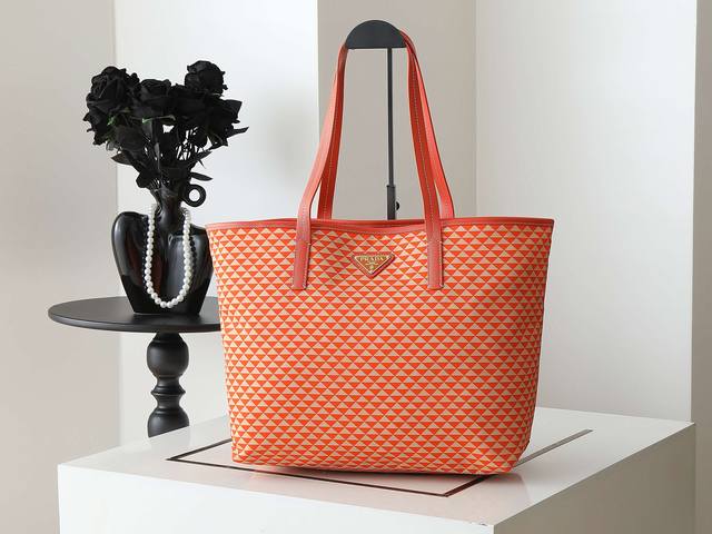 New Tote Bag 1Bd552 New Product This Tessuto Triangulum Tote Bag is made of impo