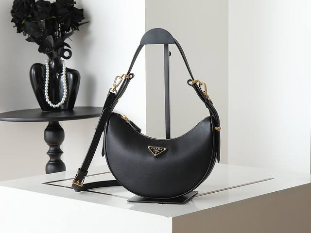 New product launch Hobo cowhide underarm bag Hobo underarm bag has become a main
