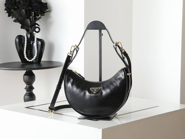 Moon Handbag 1Bc194 Waxed Leather This simple Moon handbag in waxed leather show